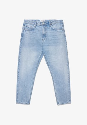 Jasnoniebieskie dżinsy o prostym kroju, z pięcioma kieszeniami, zapięciem na guzik oraz subtelną przetartą fakturą. Klasyczne przeszycia wzdłuż szwów.