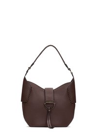 Bolso de hombro de cuero marrón con una silueta curvada, superficie texturada, correa trenzada y un acento de metal dorado en el cierre.