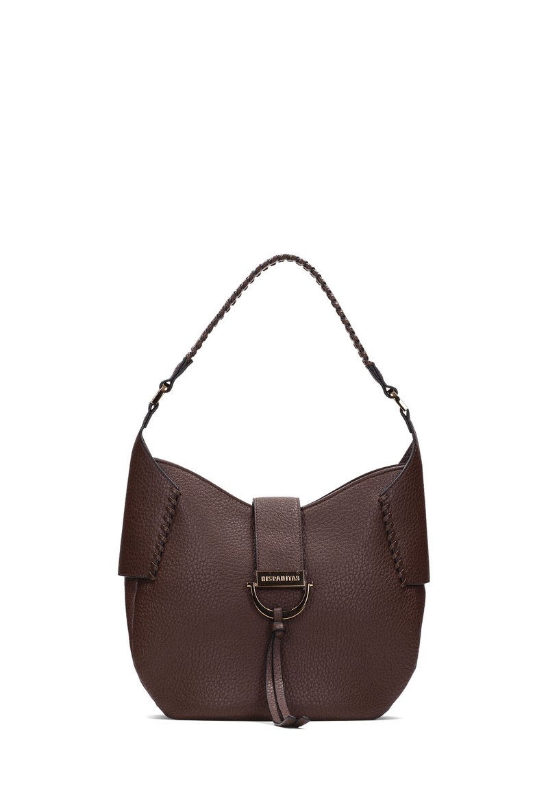 Bolso de hombro de cuero marrón con una silueta curvada, superficie texturada, correa trenzada y un acento de metal dorado en el cierre.