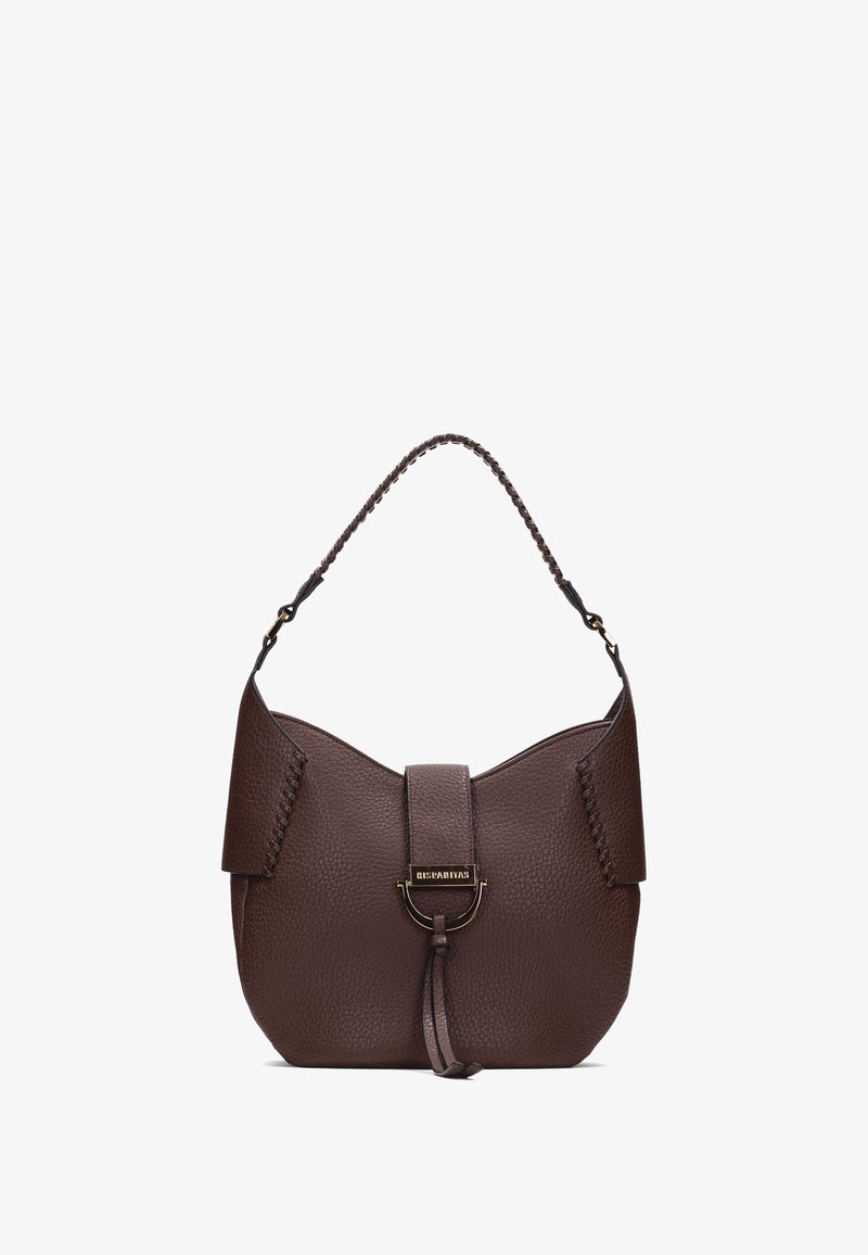 Bolso de hombro de cuero marrón con una silueta curvada, superficie texturada, correa trenzada y un acento de metal dorado en el cierre.