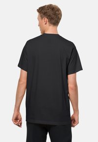 Zwarte korte mouwen t-shirt, ronde halsontwerp, gladde textuur, ontspannen pasvorm, met zichtbare stiksels op de mouwen en de zoom.