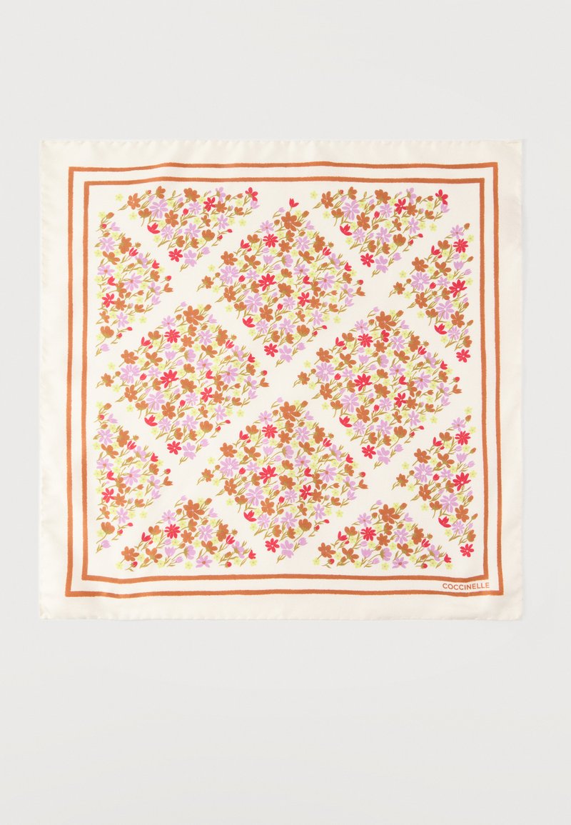 Μεταξωτό μαντήλι με κρεμ φόντο, διπλό πορτοκαλί περίγραμμα και συστάδες μικρών ρόδινων, κόκκινων και καφέ λουλουδιών σε σχήμα διαμαντιού.