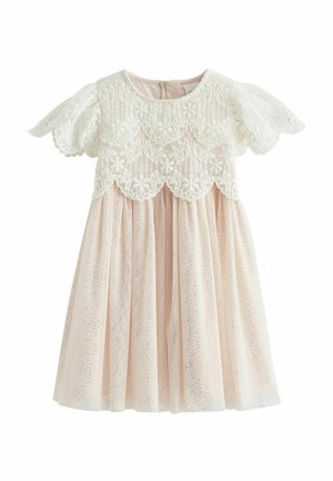 Vestido rosa claro con corpiño de encaje y mangas cortas abullonadas. Presenta un patrón floral bordado, falda fruncida y un brillo sutil.