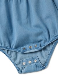 Body in denim azzurro chiaro, con un design arricciato e bottoni a pressione sul fondo, realizzato in un tessuto morbido e testurizzato.