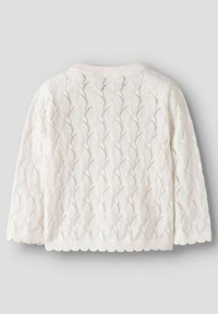 Cardigan pour bébé tricoté blanc avec des bords festonnés et un motif ajouré ondulé au dos et sur les manches.