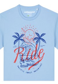 Hemelsblauw katoenen T-shirt met een grafisch ontwerp van een glimlachende zon op een surfplank, palmbomen, golven en een schedel, geaccentueerd in rood en blauw.