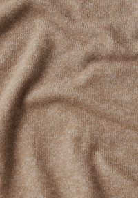 Braunes Strickgewebe mit weicher Textur, das ein dezentes Melange-Muster und ungleichmäßige Oberflächenfalten aufweist. Geeignet für Kleidung oder Polstermöbel.