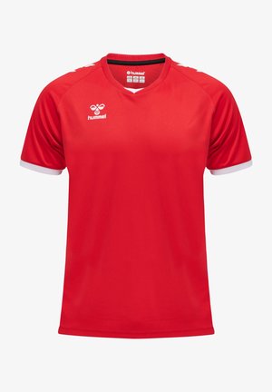 Czerwona sportowa koszulka z krótkim rękawem, białym obszyciem na rękawach, dekoltem w serek i małym białym logo na piersi i ramionach.