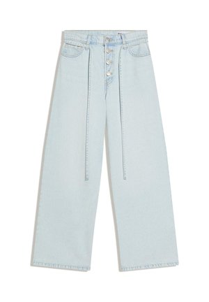 Lichtblauwe jeans met hoge taille en wijd uitlopende pijpen, voorzien van een knoopsluiting en twee voorzakken, plat neergelegd tegen een witte achtergrond.
