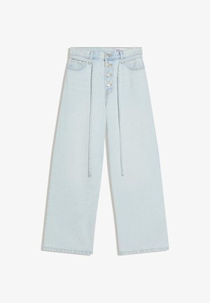 Lichtblauwe jeans met hoge taille en wijd uitlopende pijpen, voorzien van een knoopsluiting en twee voorzakken, plat neergelegd tegen een witte achtergrond.