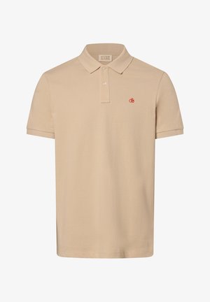 Polo beige de manga corta con cuello, con dos botones y un pequeño logo rojo en el pecho izquierdo. Textura suave de algodón.