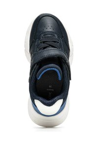 Sneaker in pelle blu con suola bianca, dotata di lacci e cinturino in Velcro. Etichetta interna della taglia visibile. Puntale testurizzato.