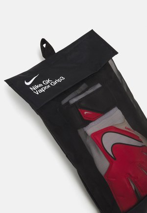 Nike GK Vapor Grip3 handschoenen in een zwart mesh opbergzak. De handschoenen hebben rode accenten en een wit logo, met een veilige klittenbandsluiting.