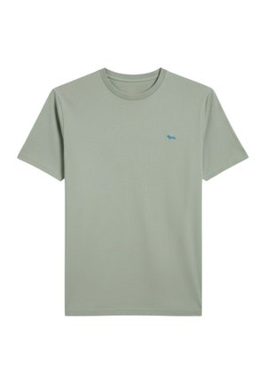 T-shirt verde chiaro a maniche corte con scollo rotondo e piccolo logo di un bassotto blu sul petto a sinistra.