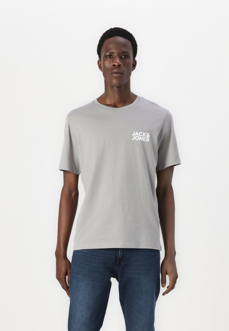 Graues Baumwoll-T-Shirt mit Rundhalsausschnitt und kurzen Ärmeln, mit einem weißen "JACK & JONES"-Logo auf der linken Brustseite.
