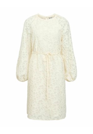 Robe longue en dentelle florale crème à manches longues avec poignets froncés, encolure ronde et ceinture fine nouée à la taille, silhouette longueur genou.