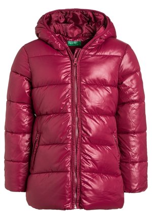 Kindergröße, glänzende, dunkelrote Steppjacke mit Kapuze, Frontreißverschluss und seitlichen Reißverschlusstaschen.