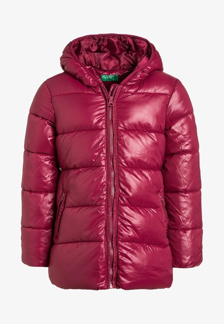 Dziecięca, błyszcząca bordowa kurtka puchowa z kapturem, przednim zamkiem błyskawicznym i zamykanymi kieszeniami bocznymi.