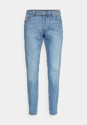 Jeans de ganga azul claro com um corte slim. Apresenta um design de cinco bolsos, costuras subtis e uma cintura clássica com fecho de botão metálico.