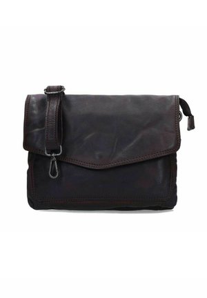 Donkerbruine leren crossbodytas met klep, verstelbare riem, voorzak met rits en metalen gespdetail.