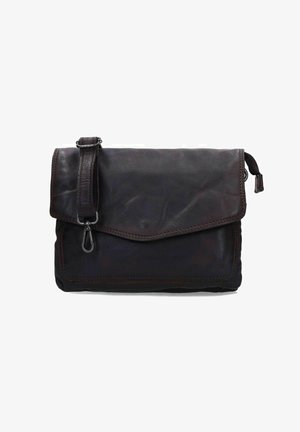 Donkerbruine leren crossbodytas met klep, verstelbare riem, voorzak met rits en metalen gespdetail.