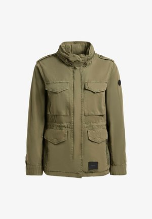 Olíva zöld katonai stílusú dzseki magas gallérral, négy fedeles zsebbel, cipzáras oldalzsebekkel és gombos váll-lapokkal.