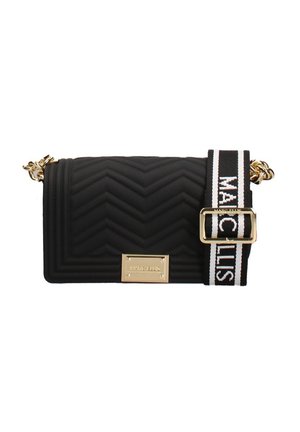 Sac bandoulière noir matelassé avec des accents de chaîne dorée et une bandoulière ajustable noir et blanc étiquetée « Marc Ellis ».