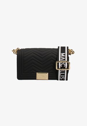 Zwarte gewatteerde crossbodytas met gouden kettingaccenten en een zwart-witte verstelbare band met het opschrift "Marc Ellis".