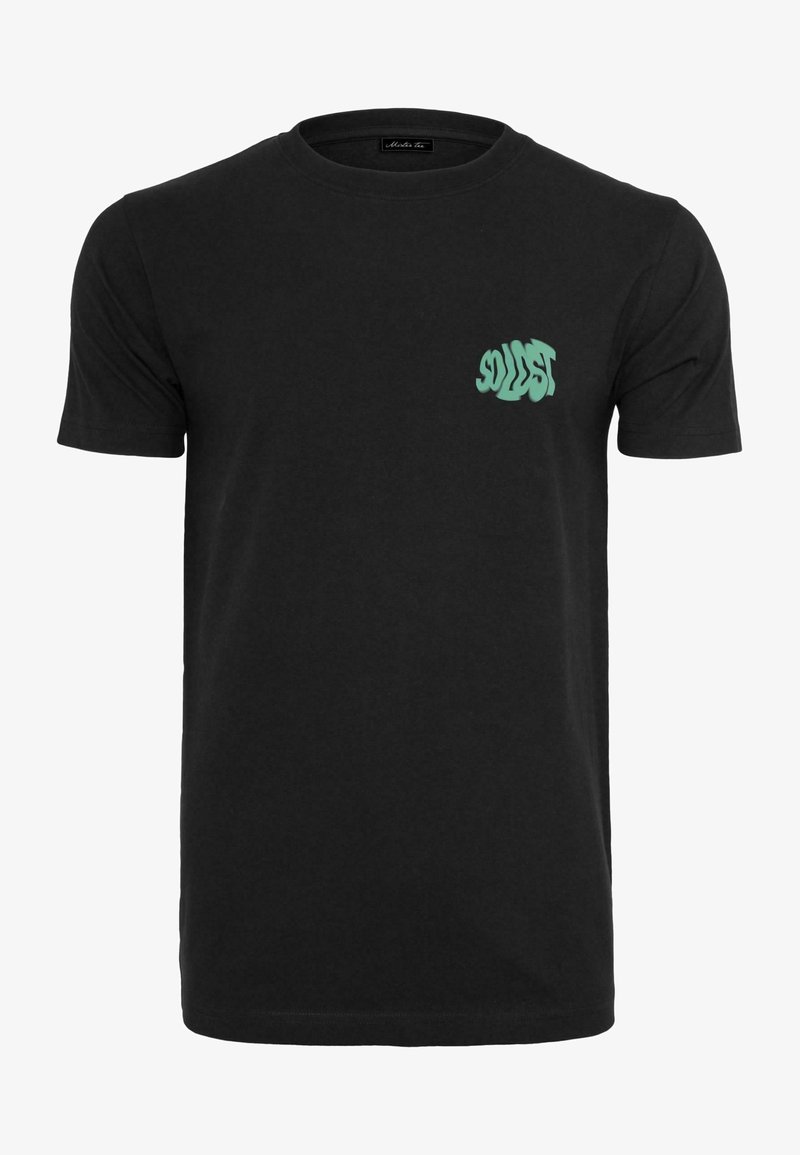 Černé bavlněné tričko s kulatým výstřihem a krátkými rukávy. Na levé straně hrudi se nachází zelený textový logo. Hladká textura, casual design.