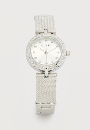Ασημένιο ρολόι χειρός Guess με στρογγυλό καντράν, κρύσταλλινα σημάδια ωρών, υφασμένη στεφάνη και μπρασελέ, και τρία ασημένια δείκτες που δείχνουν 9:10:30.
