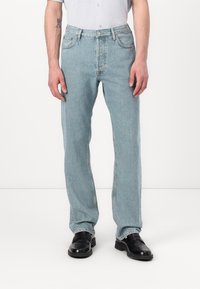Svetlo modri jeans iz denima s ravnim krojem, zasnovo s petimi žepi in rahlim bledenjem. Dovršeni z običajno zaponko in zadrgo.