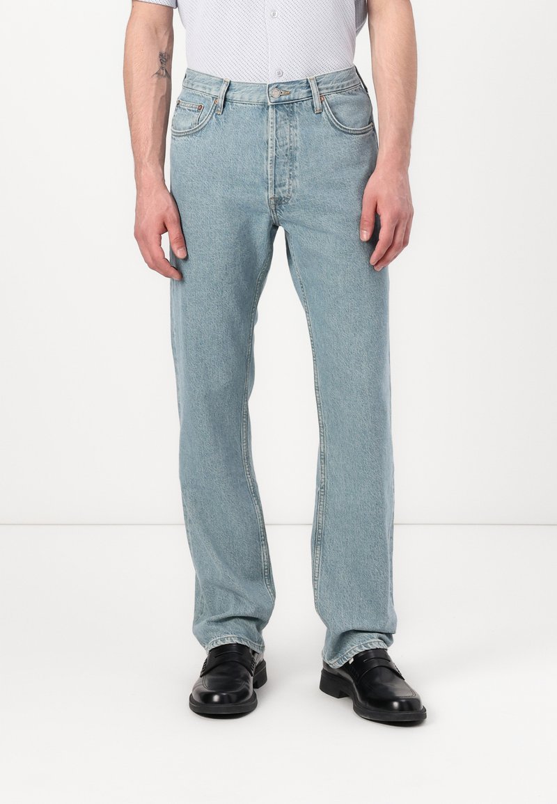 Svetlo modri jeans iz denima s ravnim krojem, zasnovo s petimi žepi in rahlim bledenjem. Dovršeni z običajno zaponko in zadrgo.