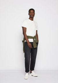 Pepe Jeans ADAMS - Calças de ganga de perna direita - black denim