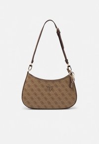 Sac à main marron à motif avec une forme incurvée, équipé de ferrures dorées et d'une bandoulière amovible. Détail de logo à l'avant et un pendentif décoratif.