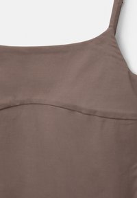 Brauner Stoff-Oberteil mit glatter Textur, dünnen Trägern und einem geschwungenen Ausschnitt. Einfaches, minimalistisches Design ohne zusätzliche Muster.