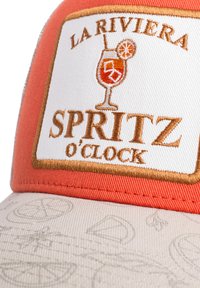 Orange-weiße Baseballkappe mit gesticktem Text "LA RIVIERA SPRITZ O'CLOCK," vorne mit Cocktail-Grafik auf dem Patch und gemustertem Schirm.