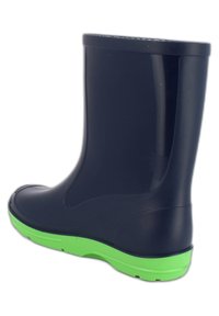 Botte en caoutchouc marine au design épuré, dotée d'une semelle verte vive. Texture lisse, hauteur mi-mollet et bout arrondi.