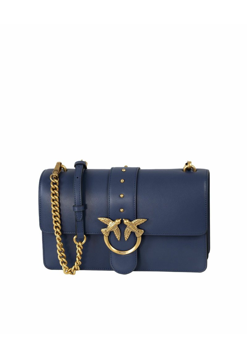 Mornarska usnjena torbica preko telesa z zlatim verigo, s klasičem z načrti ptic in okrasnimi žeblji na sprednji strani. Gladka tekstura, strukturirana oblika.