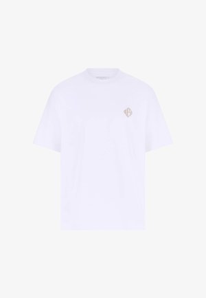 Tricou alb din bumbac, cu croială lejeră, având un mic emblemă bej pe pieptul stâng. Mâneci scurte și guler rotund.