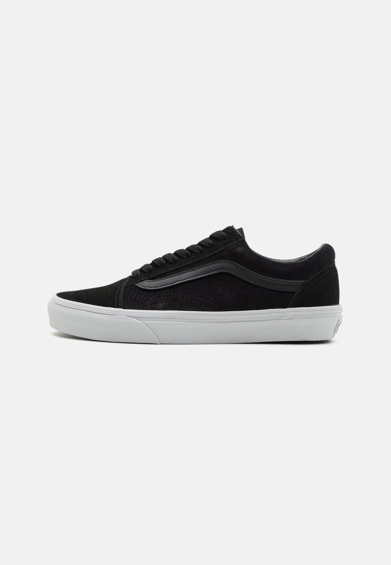 Fekete kordbársony sneaker, fűzős előlappal, fehér gumitalppal és textúrált oldallal, amelyen egy diszkrét márkalogó található. Klasszikus alacsony felső dizájn.