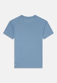 Blå T-skjorte med korte ermer laget av glatt stoff, med rund hals og en hemstikk som viser "DRYCELL" i hvitt. Ensfarget bakside.