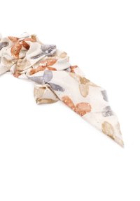 Sciarpa crema con motivi astratti in marrone, grigio e beige, con una finitura morbida e testurizzata e sottili punti metallici sparsi.
