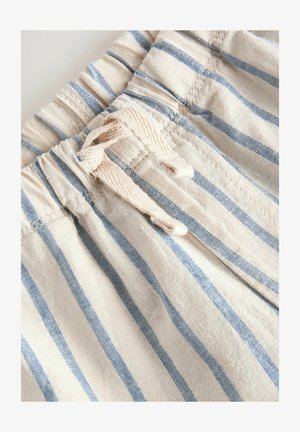 Lichte katoenen korte broek met horizontale blauwe en crèmekleurige strepen, voorzien van een elastische tailleband en een koordsluiting.