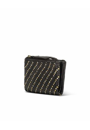 Portefeuille en cuir noir avec des rangées diagonales de clous dorés et argentés, plié avec une poche zippée sur le dessus.