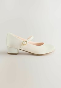 Pantofi Mary Jane din satin alb, cu vârf rotund, toc mic și gros, și o curea subțire împodobită cu un accent de piatră circulară.