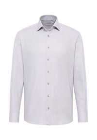 Helles graues Hemd mit Knopfleiste, strukturiertem Muster, langen Ärmeln, spitzem Kragen und silbernen Knöpfen entlang der Vorderseite.