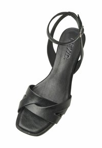 Schwarze Leder-High-Heel-Sandale mit einem kreuzgeschlungenen Design über den Zehen, einem Knöchelriemen und einer quadratischen Zehenform. Glatte Textur und minimalistischer Stil.