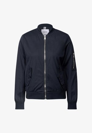 Marinblå bomberjacka med dragkedja fram, ribbade ärmslut och två sidofickor; har en liten dragkedjeficka på vänster ärm.