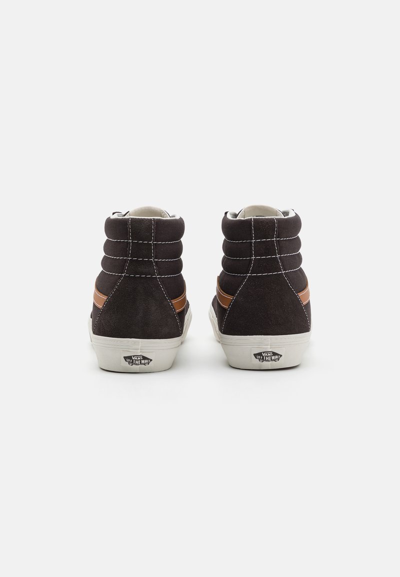 Czarne zamszowe buty wysokie z brązowymi skórzanymi akcentami, wyściełanym kołnierzem, białym przeszyciem i gumową podeszwą, z logo Vans na pięcie.