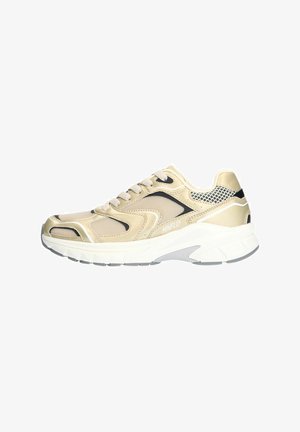 Beige Sportschuh mit atmungsaktivem Mesh-Obermaterial, kontrastierenden schwarzen Akzenten und einer gepolsterten weißen Sohle mit strukturierten Details.